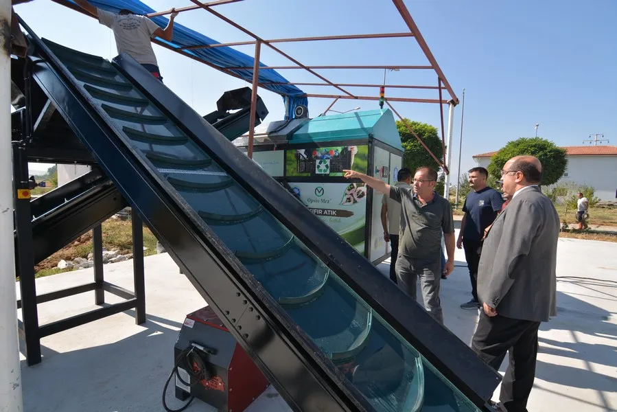 Başkan dr. Mustafa Çöl kompost makinasını inceledi