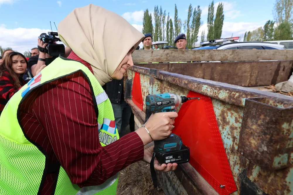 Vali Yiğitbaşı traktör sürücülerine reflektör dağıttı