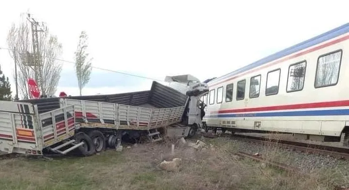 İhsaniye-Akören demiryolunda tren ve tır çarpıştı