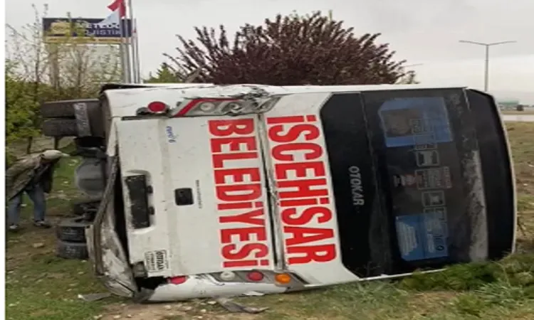 İscehisar halk otobüsü yine kaza yaptı