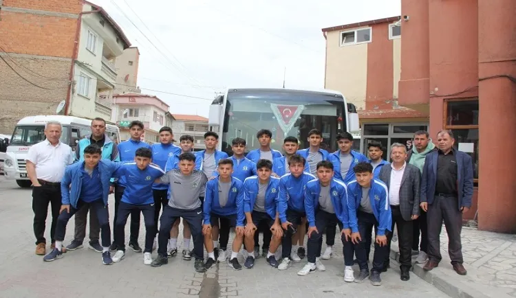 Şuhut Hisar Spor U18 Takımı Afyon Şampiyonluğunu Kutluyor