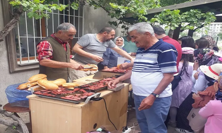 Muhtar Özen Çocuklara sucuk ekmek ikram etti.