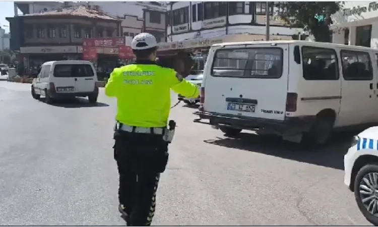 Polis ekipleri hatalı parkları affetmedi