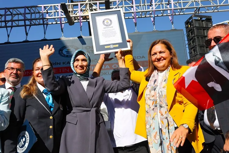 Afyon Lokumu 114.70  metre ile rekorlar kitabına adını yazdırdı